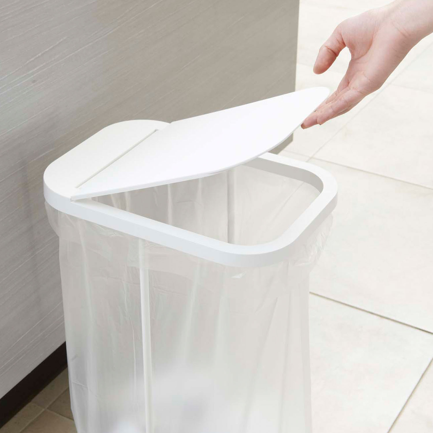 “Easy” Plastic Bag Holder