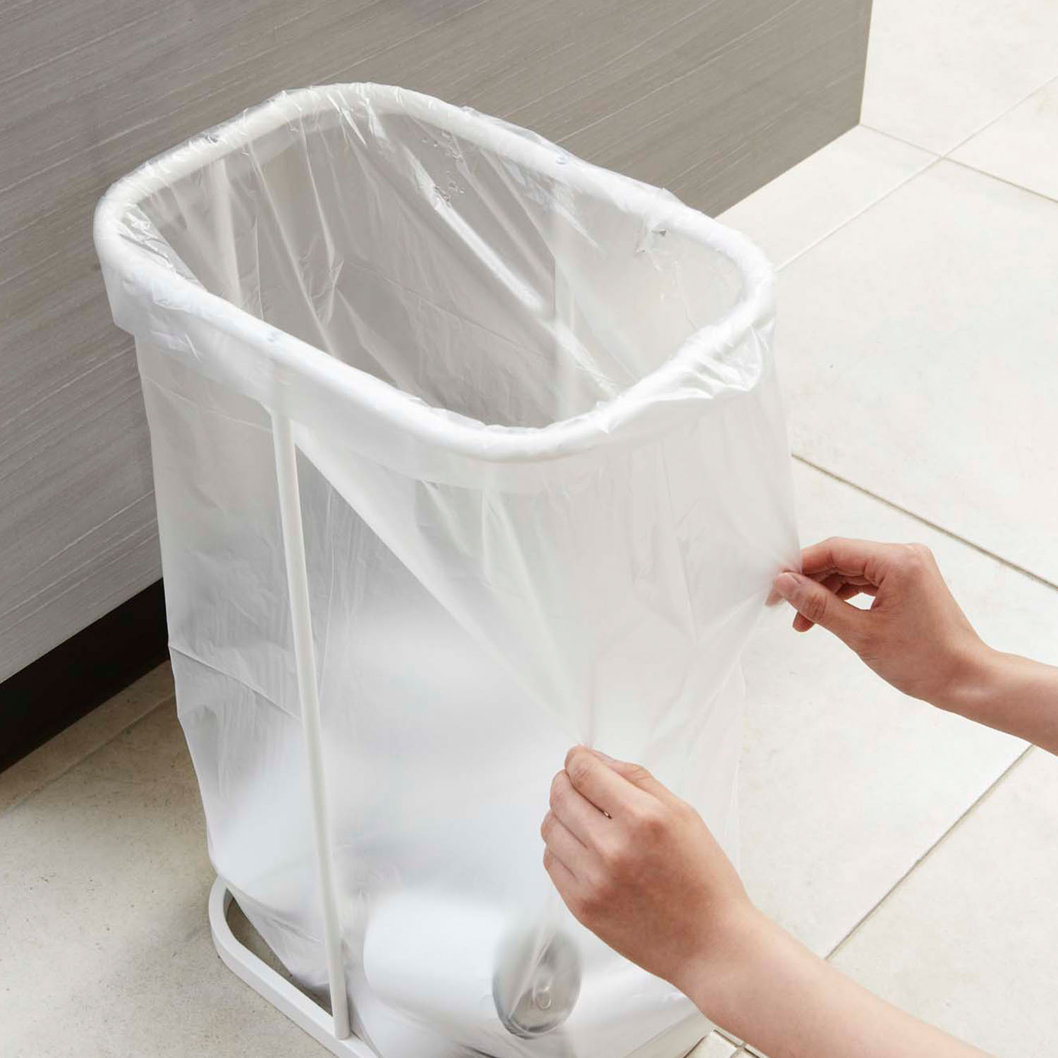 “Easy” Plastic Bag Holder