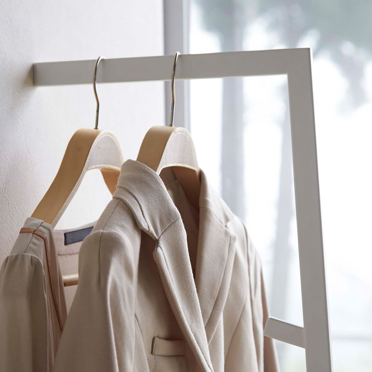 Line Leaning Slim Coat Hanger
