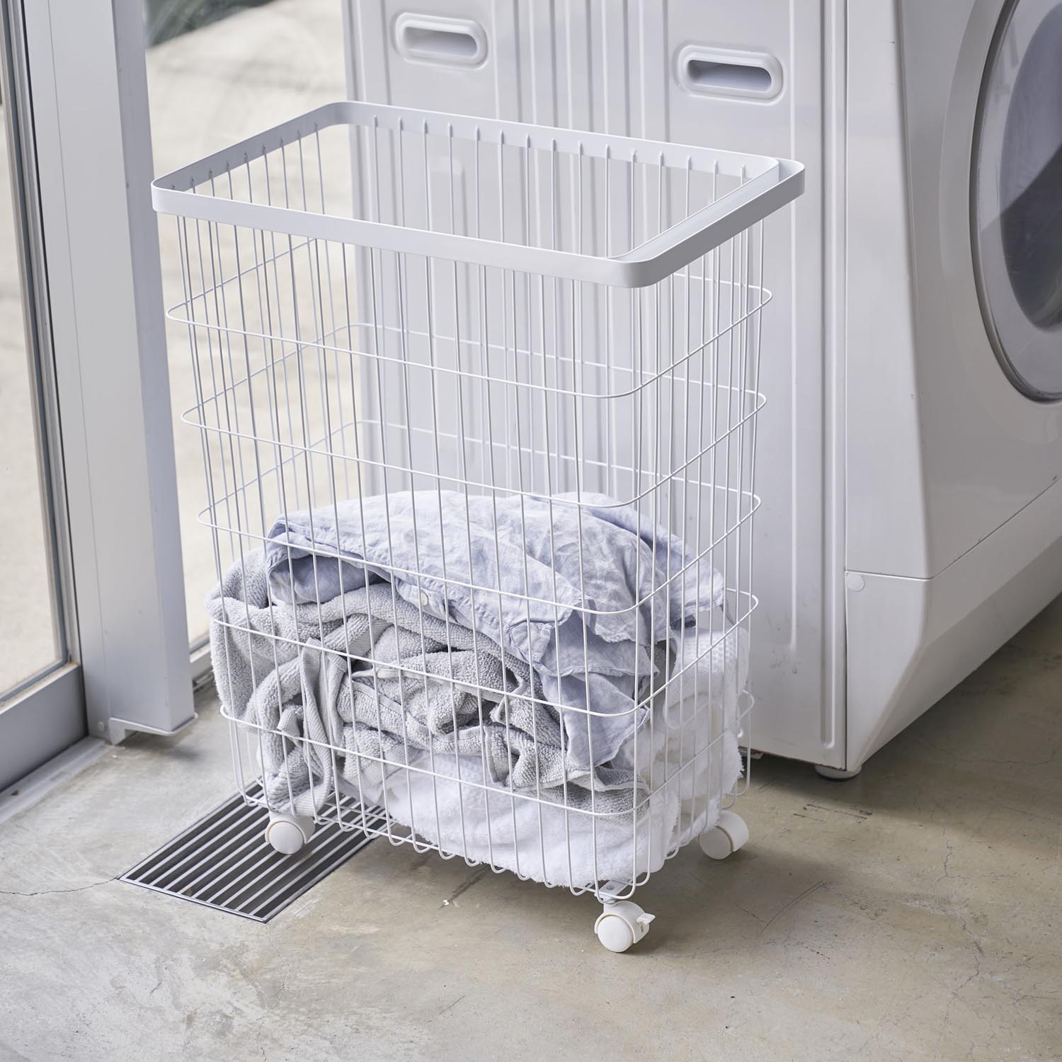 Tower Laundry Basket with casters