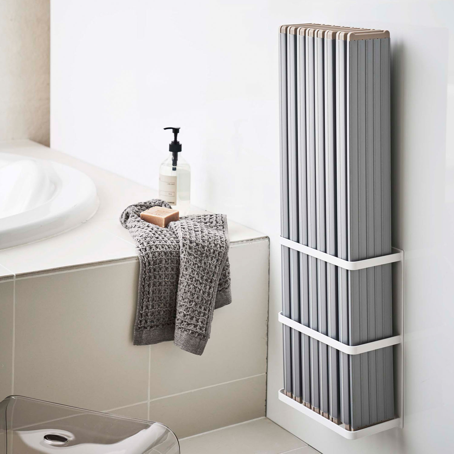 Mist Magnet Bath Tub Lid Holder