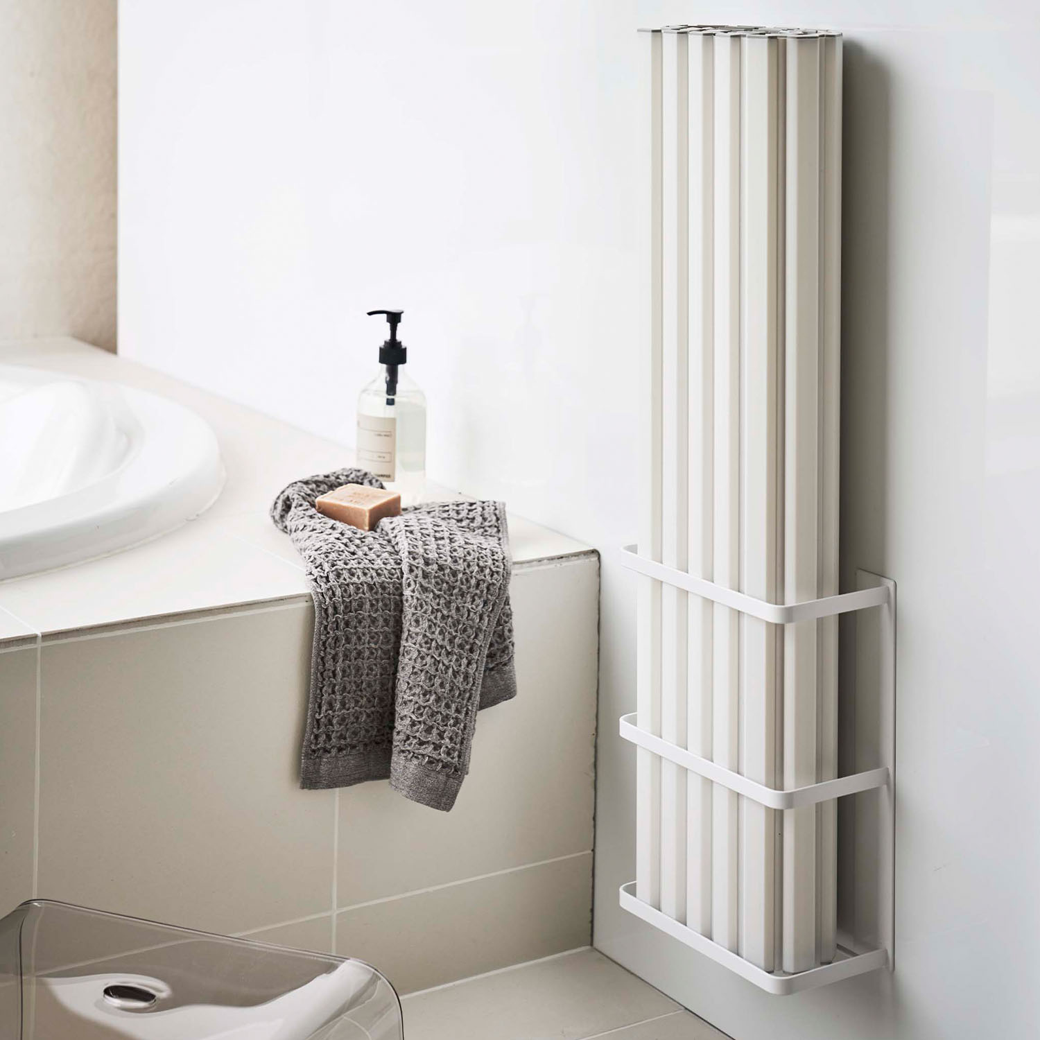 Mist Magnet Bath Tub Lid Holder