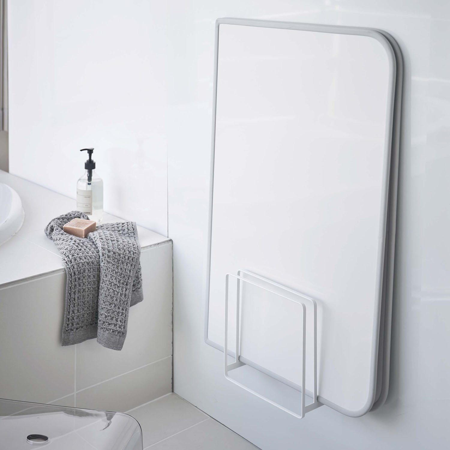 Tower Magnet Bath Lid Stand