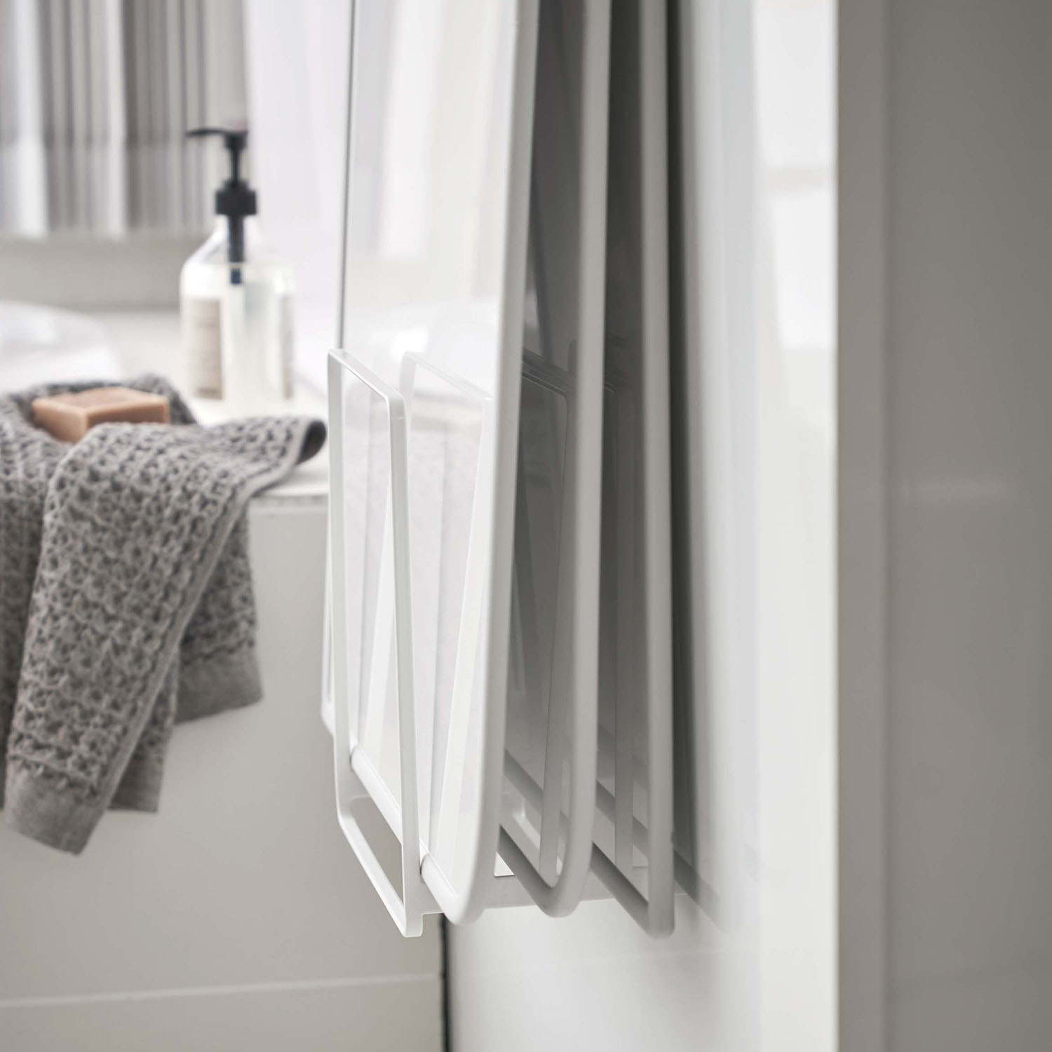 Tower Magnet Bath Lid Stand