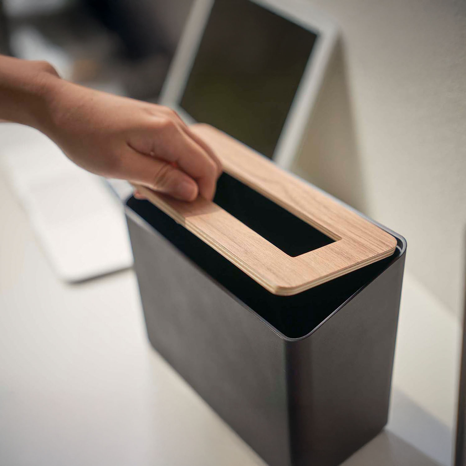 Rin Tabletop Wastebin With Lid