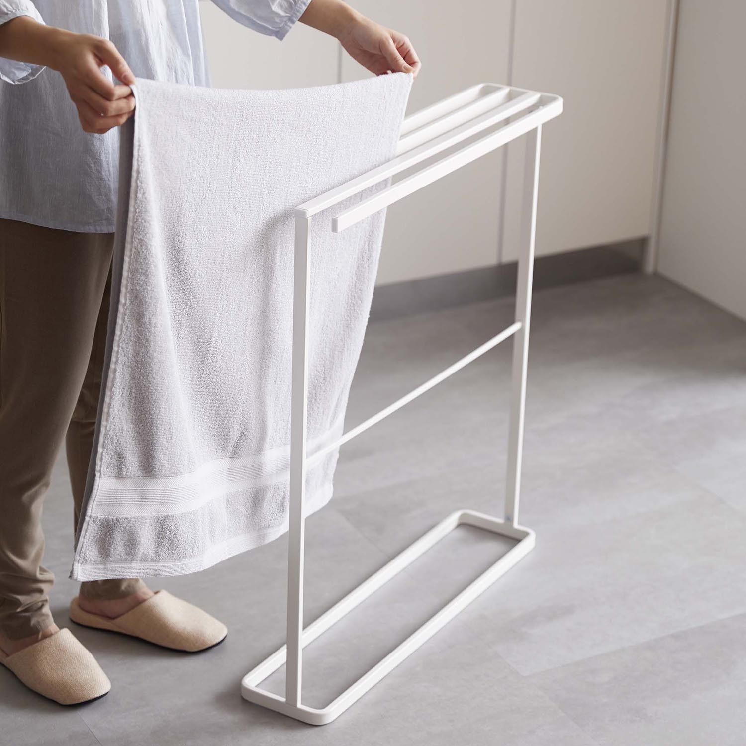 Tower Side-Sliding Slim Towel Hanger