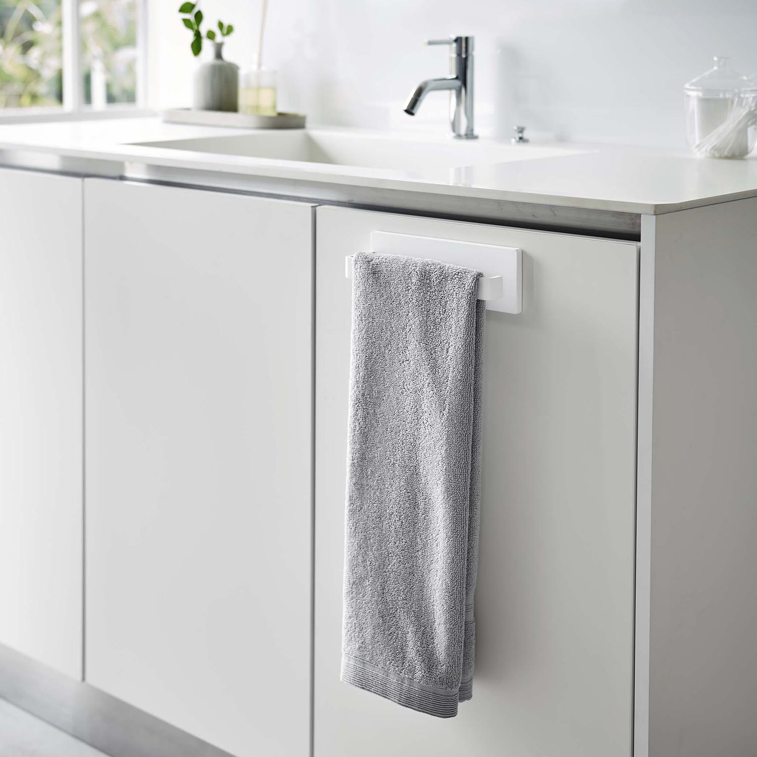 Plate Reusable Adhesive Towel Hanger