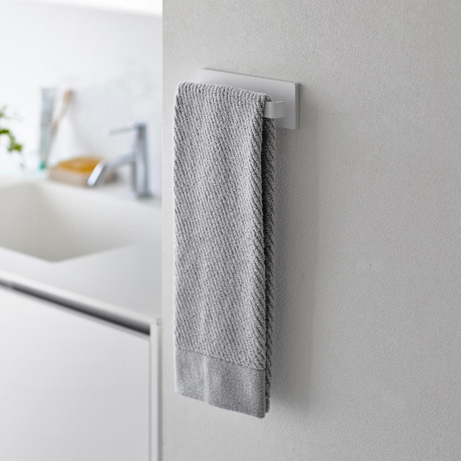 Plate Wall-Mounted Towel Hanger W18