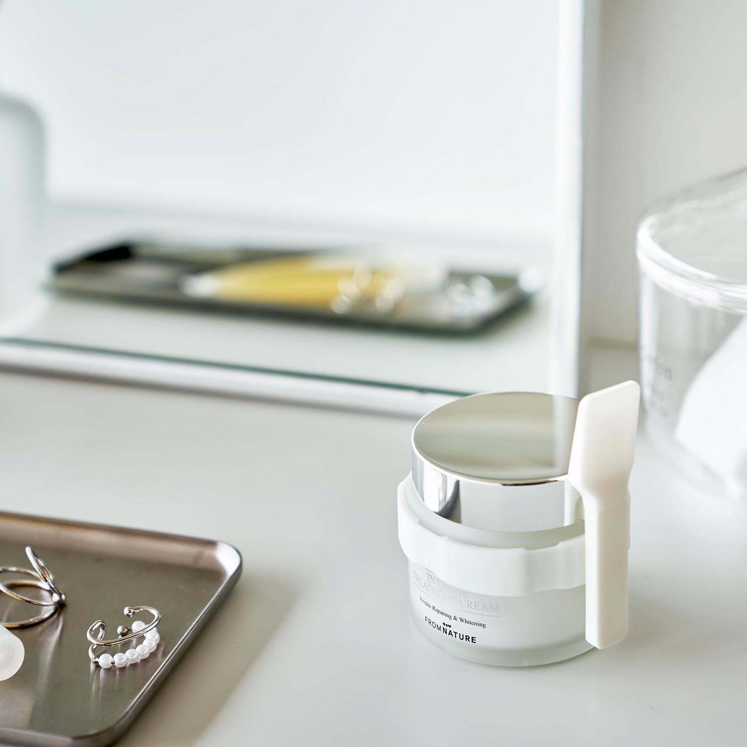 Tower Beauty Cream Applicator With Storage Band