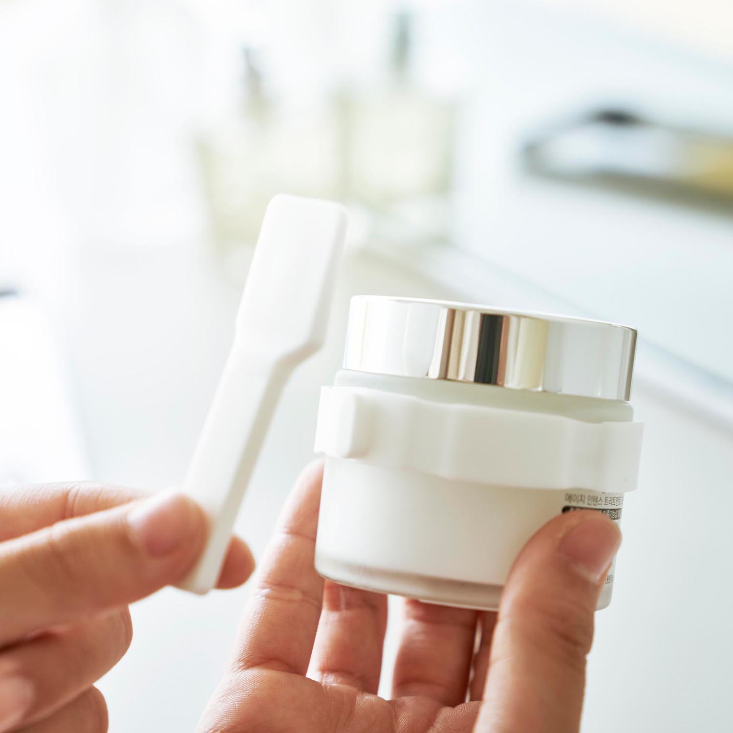 Tower Beauty Cream Applicator With Storage Band