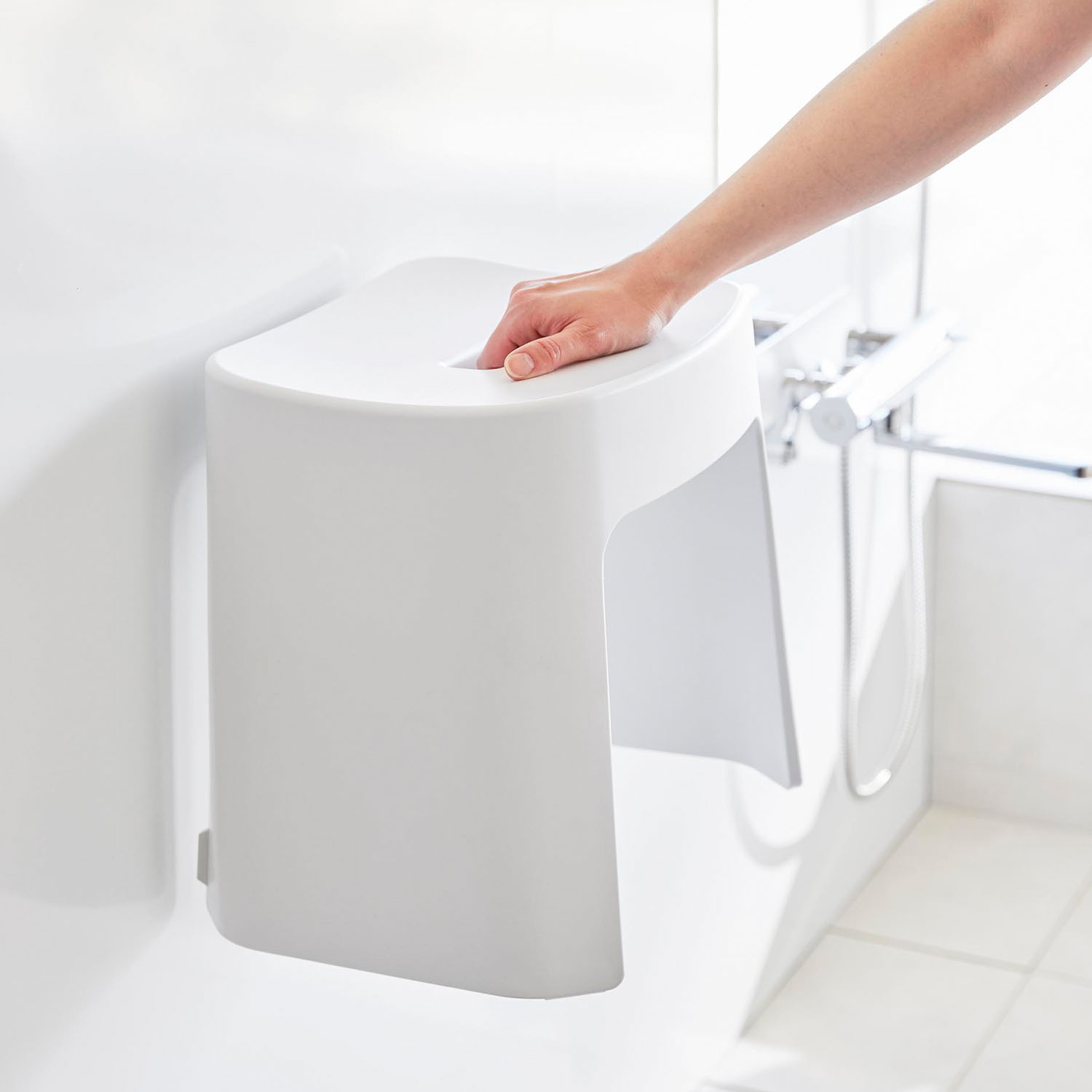 Tower Easy-Wash Magnetic Bath Stool [32cm]